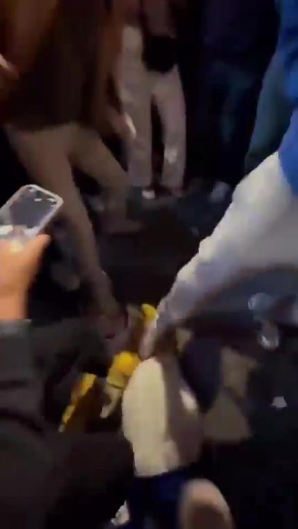驚！尼克斯大勝步行者后，哈利伯頓遭主場球迷群毆