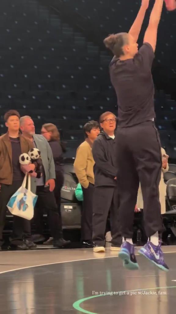 71歲成龍現(xiàn)身巴克萊中心看女籃比賽：她們投籃怎么那么準(zhǔn)?。?！